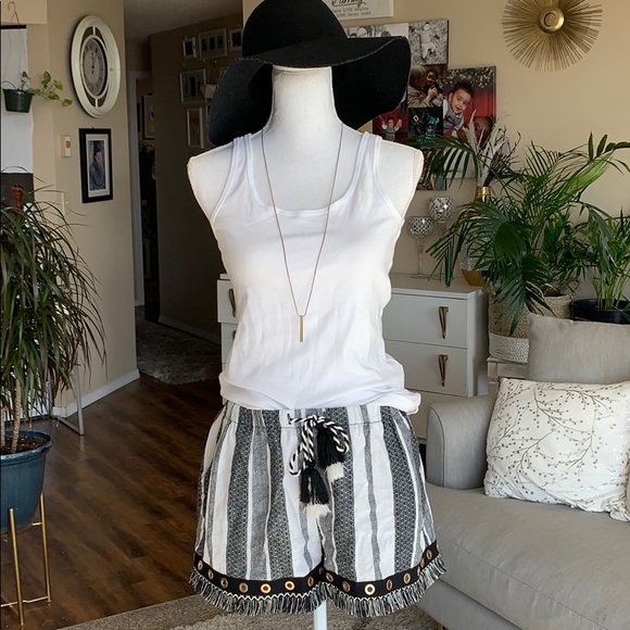 Pants - SALE🔥NWOT. Cute shorts.  Size L